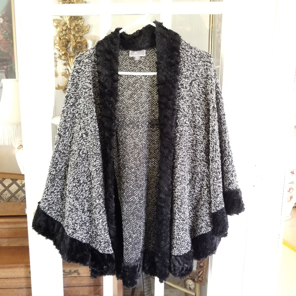 🎄4 for $20! Womens black and white fur cape